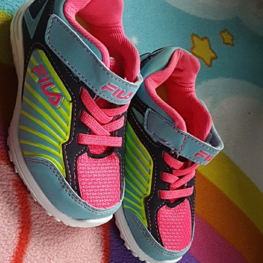 NWOT Fila girls shoes!